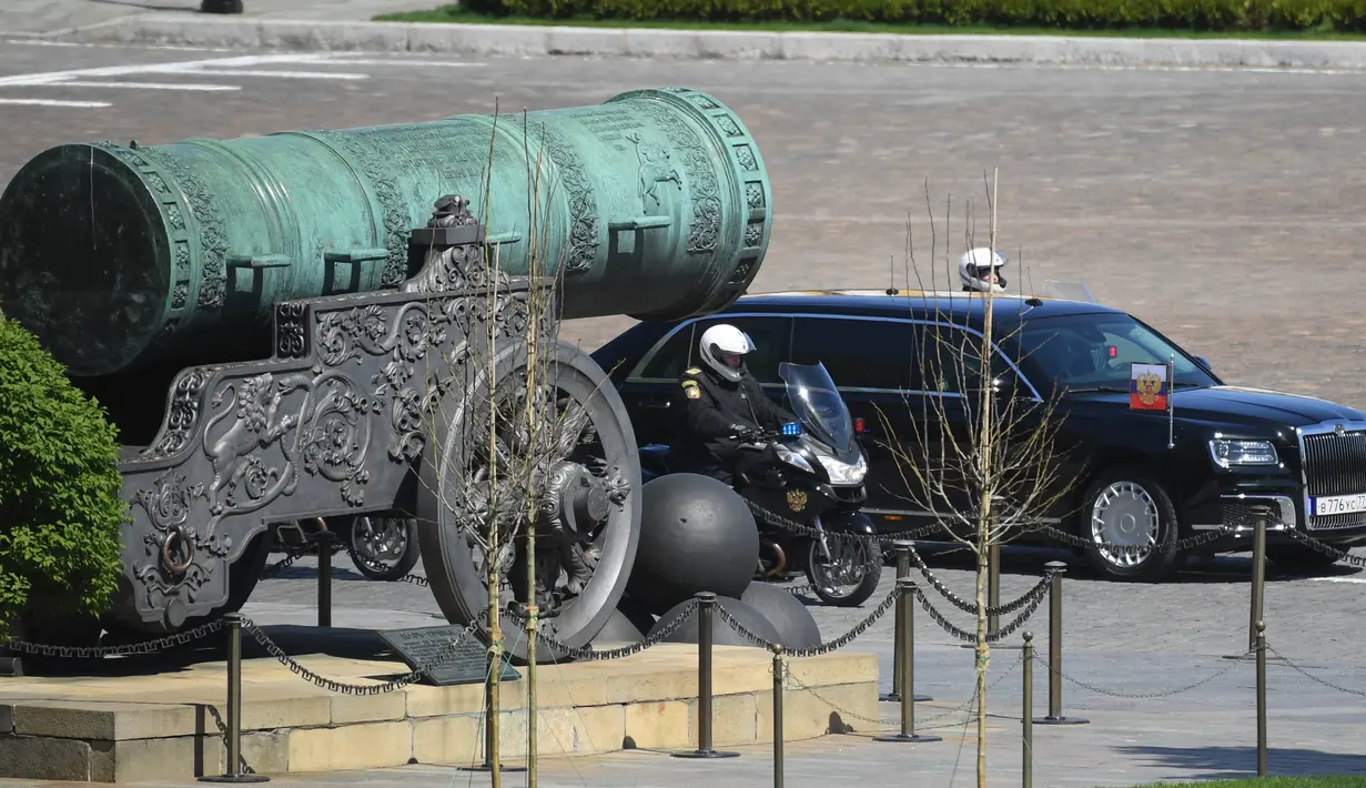 Limosin baru yang dinaiki Vladimir Putin untuk datang ke pelantikannya sebagai Presiden Rusia di Kremlin, 7 Mei 2018. Sentuhan mesin mobil sepanjang enam meter itu dikembangkan tim mekanik pabrikan mobil mewah Porsche. (AFP/SPUTNIK/Sergei SAVOSTYANOV)