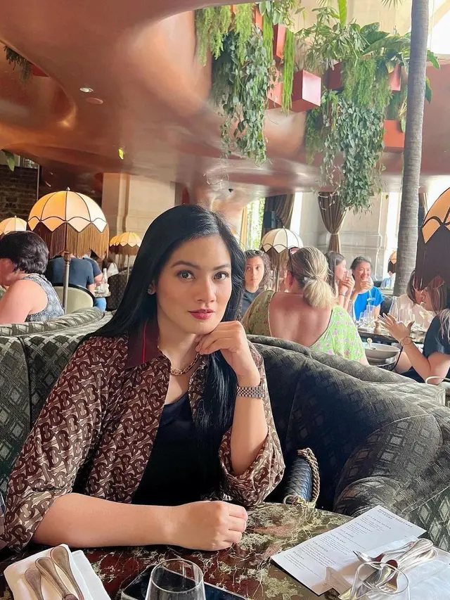 7 Potret Liburan Titi Kamal di Paris, Seru Bareng Sahabat
