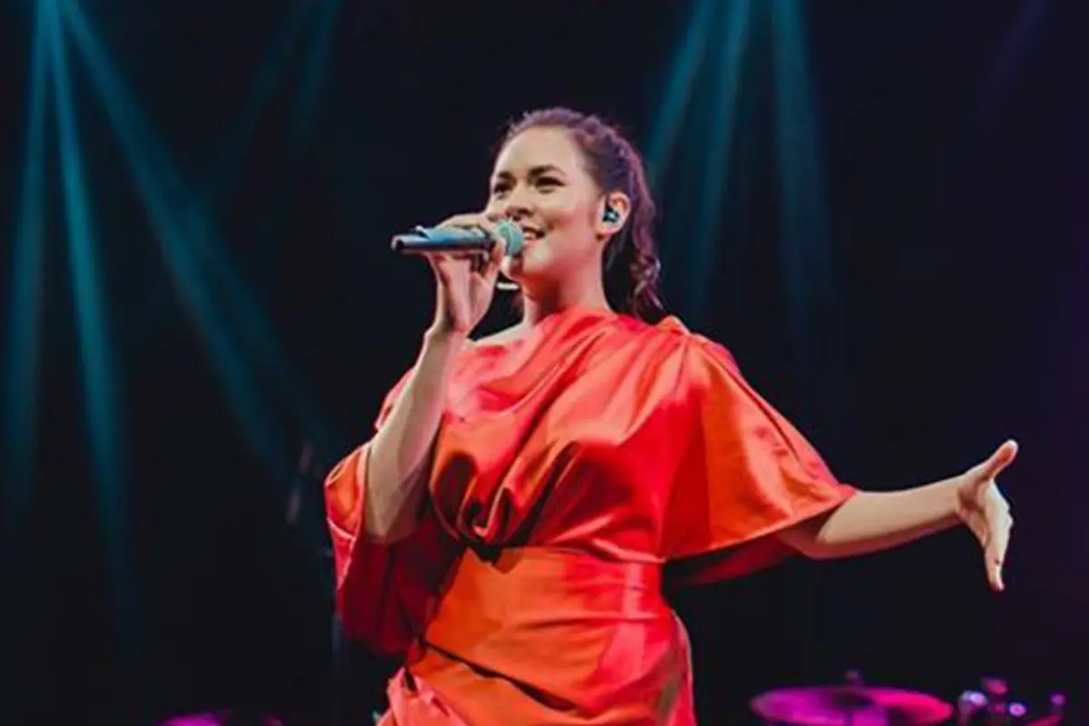 Gaya Busana Manggung ala Raisa