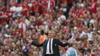 Manajer Manchester United, Jose Mourinho, memperlihatkan ekspresi di tengah laga kontra Leicester City, pada laga Community Shield 2016, di Stadion Wembley (7/8/2016). Mou menyebut Liga Champions musim ini tak ramai tanpa kehadiran Setan Merah.  (Reuters/