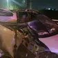 Mobil Toyota Vellfire menabrak truk di Tol Dalam Kota, Jakarta pada Jumat (1/12/2023) malam. (Foto: Istimewa)