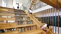 Moon Hoon berhasil membangun perpustakaan yang cukup unik dan sangat menyenanangkan.