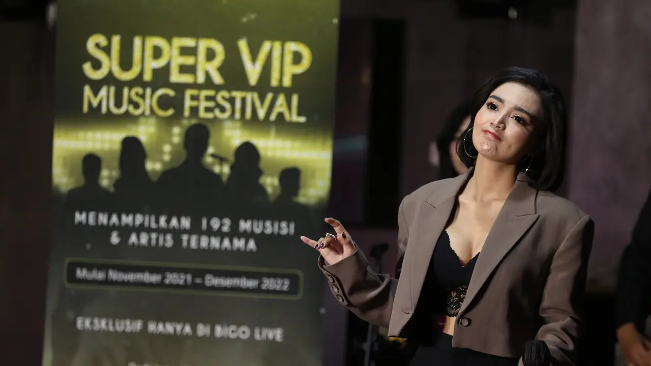 Pedangdut Wika Salim tampil seksi di pentas musik Super VIP Music Festival Bigo Live pada Rabu (23/03/2022). (Kapanlagi.com/Budy Santoso)
