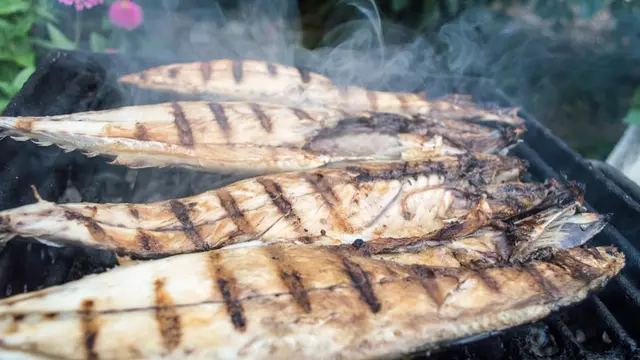 Ikan yang sedang dibakar