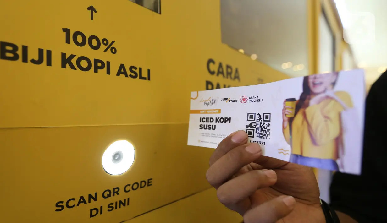 Pengunjung menunjukkan voucher minuman kopi pada gelaran Locale Pop Up di East Mall Grand Indonesia, Jakarta, Selasa (24/05/2022). Melalui vending machine ini, pengunjung bisa menemukan ragam produk makanan, minuman dan terdapat 180 varian produk dari 36 UMKM binaan Blibli. (Liputan6.com/Fery Pradolo)