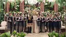 Jadi bridesmaid, Tasya tampil kompak mengenakan tunik dengan pundak transparan. Dipadukan kain songket keemasan sebagai bawahannya.  [@tasyakamila]