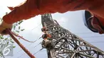 Pasukan Elit PLN saat beraksi di Menara Sutet Jalan Asia Afrika, Jakarta, Rabu (12/8/2015). Pekerjaan tersebut mengandung resiko besar karena jaringan listrik masih dipelihara tanpa dipadamkan. (Liputan6.com/Helmi Afandi)