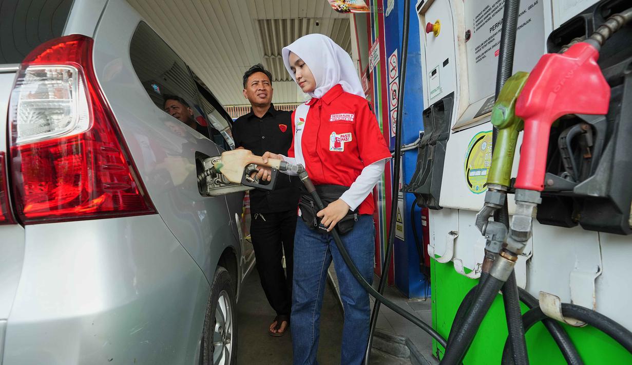 Menteri Koordinator Bidang Perekonomian Airlangga Hartarto mengatakan kenaikan harga minyak dunia tak terhindarkan setelah pecahnya perang antara Iran melawan Amerika Serikat (AS) dan Israel. Tampak dalam foto, seorang karyawan mengisi tangki bahan bakar mobil di sebuah Stasiun Pengisian Bahan Bakar Umum (SPBU) di Jakarta, Selasa 3 Maret 2026. (AP Photo/Achmad Ibrahim)