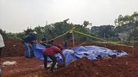Barang dugaan sembako bantuan presiden yang diduga dipendam di tanah ksosong di kawasan KSU, Kecamatan Sukmajaya, Kota Depok. (Liputan6.com/Dicky Agung Prihanto)