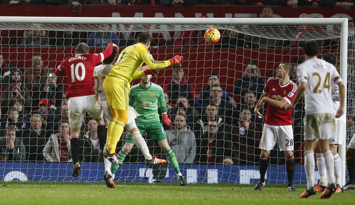 Kiper Swansea, Lukasz Fabianski berusaha mencetak gol lewat sundulan pada lanjutan Liga Premier Inggris di Stadion Old Trafford, Sabtu (02/01/2016). Manchester United menang 2-1. (Reuters/Andrew Yates)