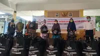 PT Semen Indonesia (Persero) Tbk membagikan ribuan paket sembako gratis kepada masyarakat sekitar perusahaan, Kamis (14/5/2020). (Dian/Liputan6.com)