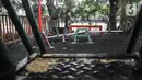Anak-anak bermain di salah satu fasilitas yang rusak di Ruang Publik Terpadu Ramah Anak (RPTRA) Borobudur, Menteng, Jakarta Pusat, Selasa (8/11/2022). Banyak fasilitas di RPTRA Borobudur yang tidak ramah anak, tak terawat, bahkan rusak. (merdeka.com/Iqbal S Nugroho)