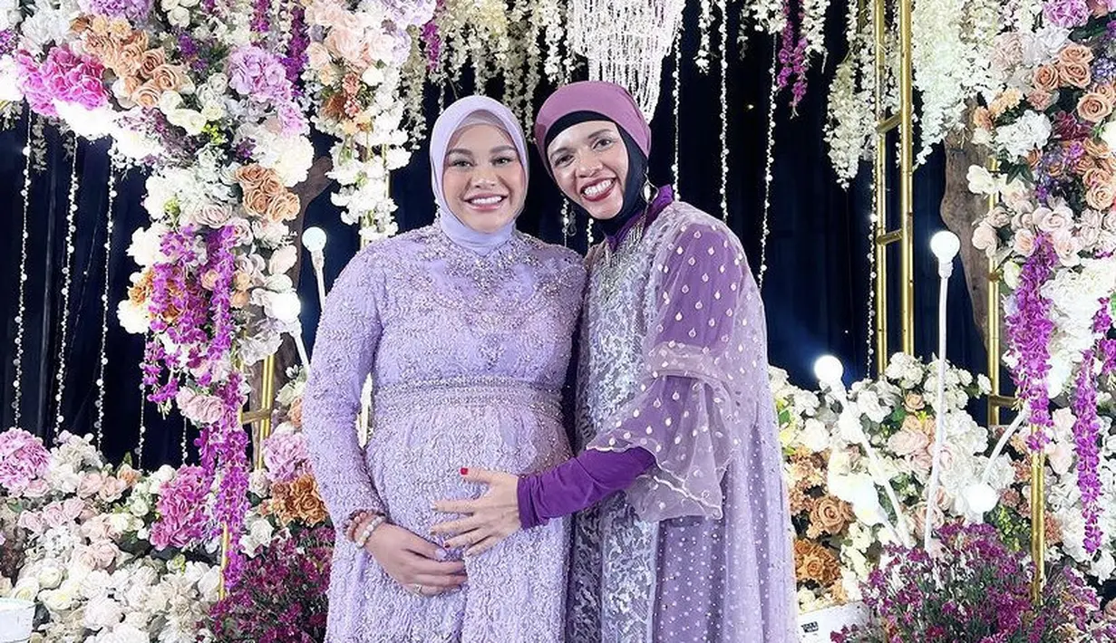 Namun, ibunda Atta, Lenggogeni Faruk mengenakan dress lace berbordir depan dengan inner ungu serasi dengan kerudungnya. [@genifaruk]