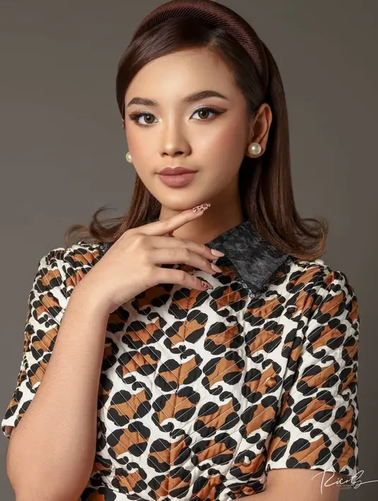Di pemotretan bersama Rico Aprecelino ini, perempuan kelahiran 21 Juni 2003 ini juga nampak memikat hati. Dengan aksesoris yang minimalis serta dress coklat yang ia kenakan, seolah semakin menonjolkan kesan elegan dari pemotretan ini. (Liputan6.com/IG/rico.aprecelino)