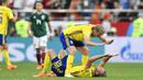 Ekspresi bahagia dua pemain Swedia, Emil Forsberg dan Ola Toivonen usai timnya mengalahkan Meksiko pada laga grup F Piala Dunia 2018 di Yekaterinburg Arena, Yekaterinburg, Rusia, (27/6/2018).  Swedia menang telak 3-0 atas Meksiko. (AP/Martin Meissner)