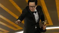 Ke Huy Quan menang Piala Oscar Pemeran Pendukung Pria Terbaik di Piala Oscar 2023. (Foto: AP Photo/Chris Pizzello)