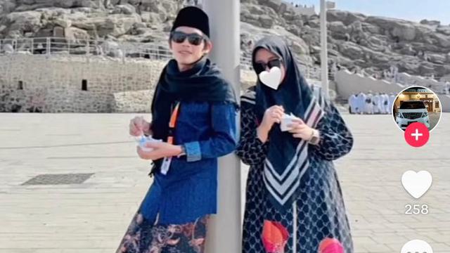 Momen Gus Iqdam dan Ning Nila berfoto di Tanah Suci, di sela pelaksanaan ibadah umrah. (Foto: Istimewa)