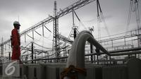 Pekerja tengah memasang Trafo IBT 500,000 Kilo Volt di Gardu induk PLN Balaraja, Banten, Kamis (16/12). (Liputan6.com/Angga Yuniar)