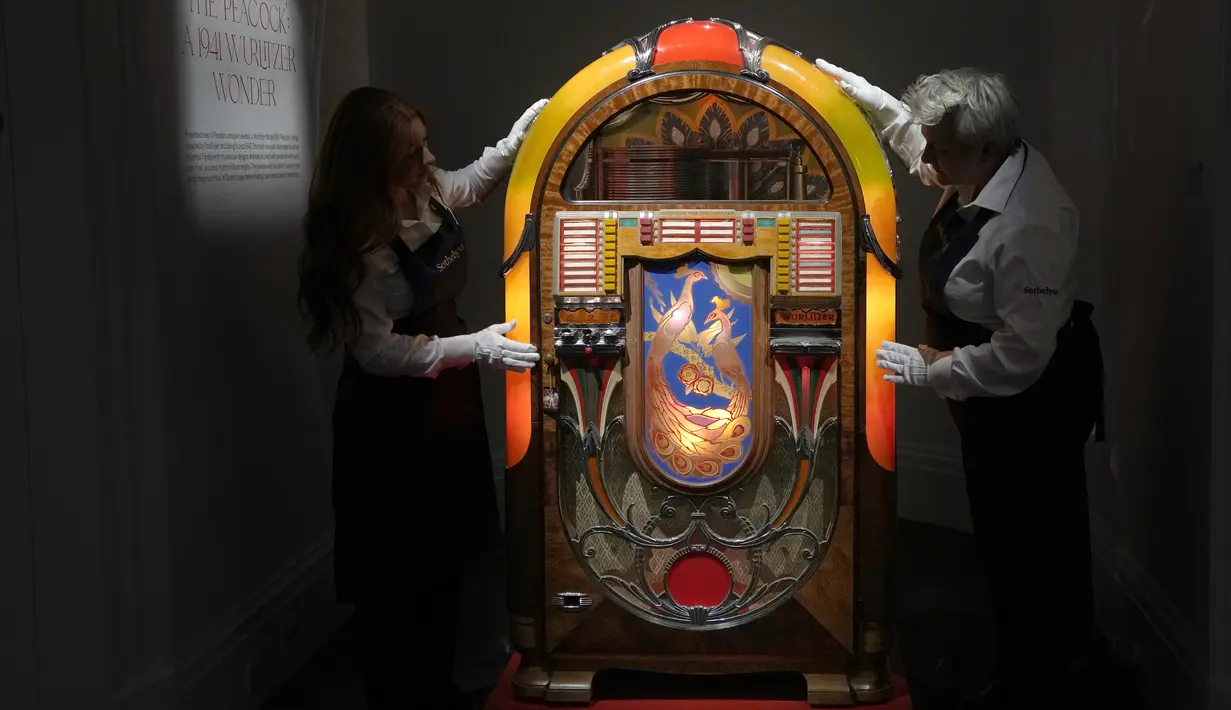 Sotheby's telah mengubah galeri di pusat kota London menjadi mirip dengan bekas rumah pentolan Queen di ibukota Inggris itu untuk pameran yang berlangsung selama sebulan penuh, menjelang penjualan enam tahap lebih dari 1.400 lot. (AP Photo/Kirsty Wigglesworth)