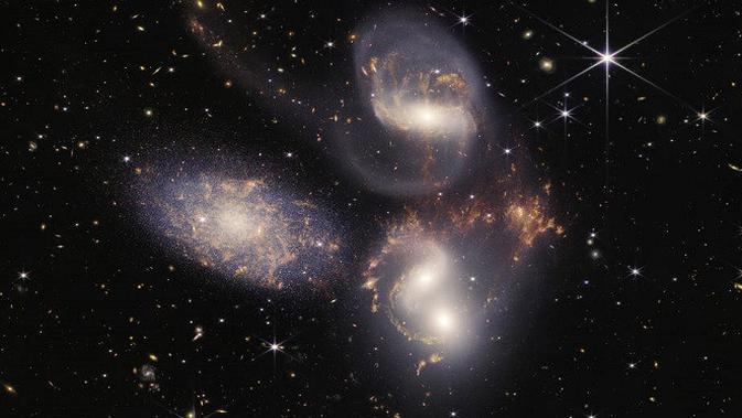 <p>Penampakan Stephan’s Quintet hasil foto teleskop James Webb. (Kredit: NASA, ESA, CSA, and STScI)</p>