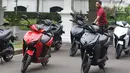 Paspampres tengah memarkirkan motor Gesits di Halaman Istana Merdeka, Jakarta, Rabu (7/11).Motor listrik Gesits buatan Indonesia ini akan diproduksi massal pada November 2018. (Liputan6.com/Angga Yuniar)