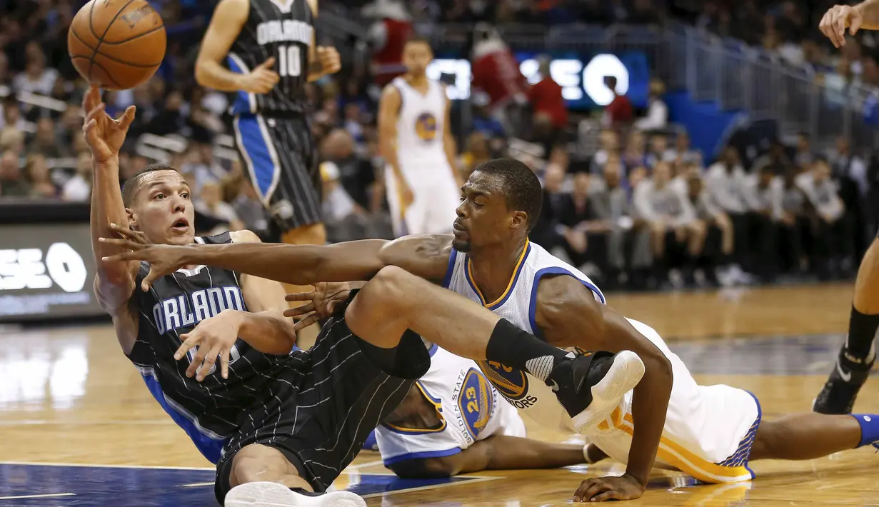 Pemain Orlando Magic, Aaron Gordon (kiri) terjatuh saat berebut bola dengan pemain Golden State Warriors ,Harrison Barnes (kanan) pada lanjutan NBA di Amway Center. Warriors menang 130-114. (Mandatory Credit: Reinhold Matay-USA TODAY Sports)