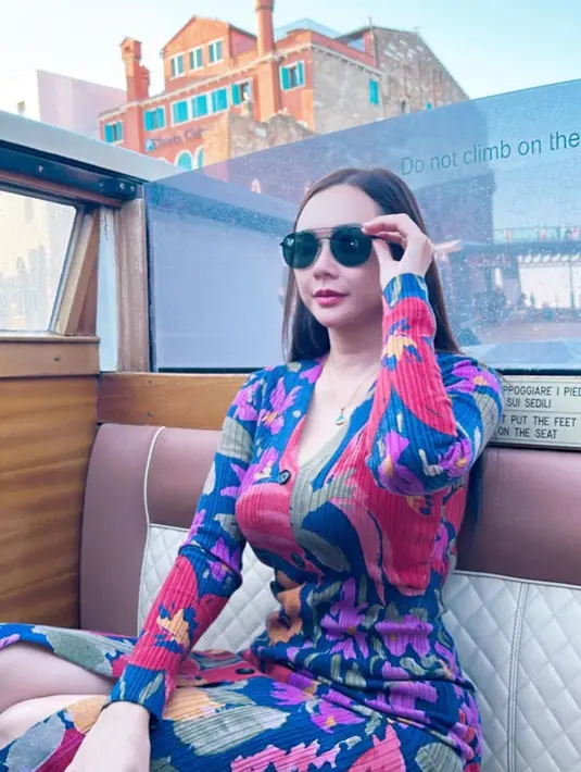 Dalam liburannya ke Italia kemarin, cukup jarang potret yang diunggahnya bersama buah hati. Biasanya dalam menjalani setiap liburan, Arabella kerap diajak oleh Aura Kasih. Arabella yang kini sudah tumbuh semakin besar, tampil makin lucu dan menggemaskan. (Liputan6.com/IG/@aurakasih)