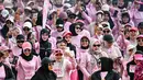 Para pelari wanita mengikuti acara 'She Runes the World' di stadion Harapan Bangsa, Banda Aceh, Aceh, pada Minggu 3 Mei 2026. Ribuan perempuan mengikuti kegiatan lari santai yang digelar di Stadion Harapan Bangsa. (CHAIDEER MAHYUDDIN/AFP)