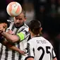 Pemain Juventus, Leonardo Bonucci (tengah) berebut bola dengan pemain Sevilla, Jesus Navas pada laga leg pertama semifinal Liga Europa 2022/2023 di Allianz Stadium, Juventus, Jumat (12/05/2023) WIB. Laga berakhir dengan skor 1-1. (AFP/Marco Bertorello)