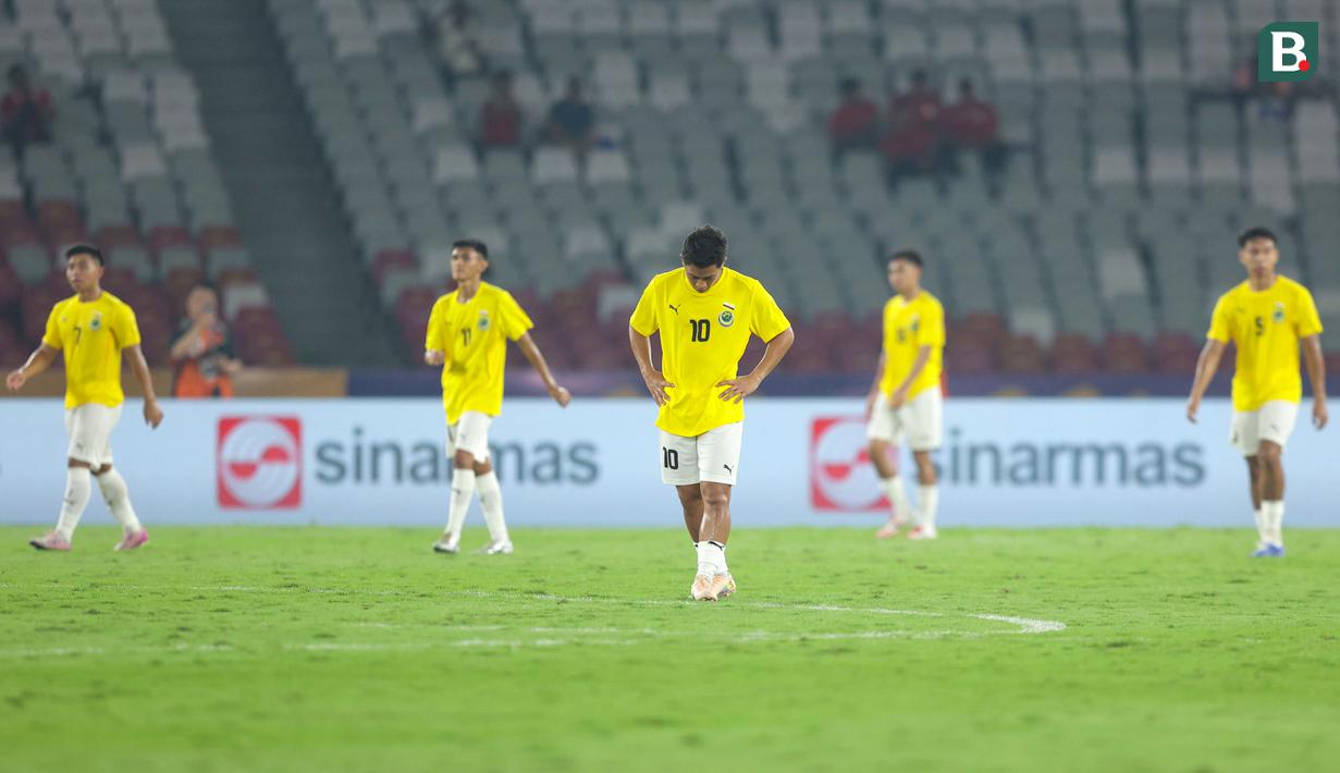 Ekspresi kecewa pemain Brunei setelah dibobol pemain Timnas Indonesia U-23 dalam laga Grup A Piala AFF U-23 2025 di Stadion Utama Gelora Bung Karno (SUGBK), Senayan, Jakarta, Selasa (15/07/2025). (Bola.com/M Iqbal Ichsan)