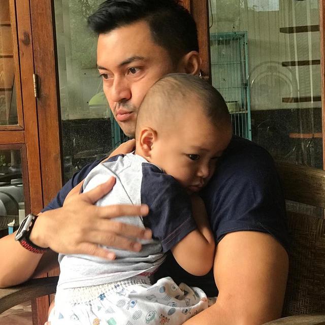 6 Potret Anjasmara Momong Kedua Cucunya, Kompak dan Harmonis