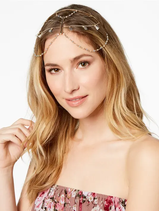 Tampil floral dengan headpiece bisa menambah aura kecantikanmu. Bohemian banget! (Cosmopolitan)