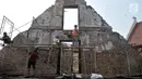 Pekerja menyelesaikan proyek Konservasi Museum Bahari di Penjaringan, Jakarta, Kamis (25/7/2019). Pemprov DKI melakukan konservasi Museum Bahari dengan anggaran Rp43 miliar ditargetkan selesai pada Desember 2019. (merdeka.com/Iqbal S Nugroho)