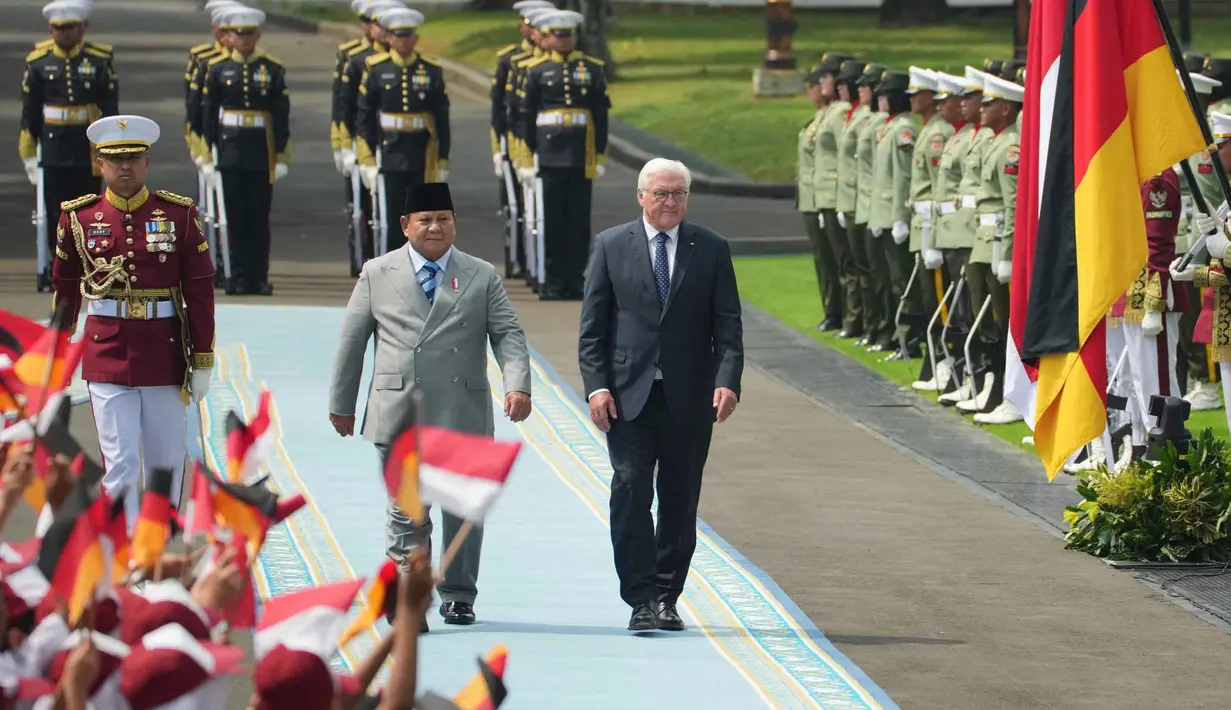 Presiden Republik Indonesia, Prabowo Subianto (tengah depan) berbareng Presiden Republik Federal Jerman, Frank-Walter Steinmeier (kanan depan), memeriksa pasukan kawal kehormatan saat upacara penyambutan menjelang pertemuan mereka di Istana Merdeka, Jakarta, Senin 15 Juni 2026. (AP Photo/Achmad Ibrahim)