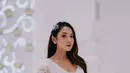 Bukan hanya saat akad nikah saja, penampilan Dinda Kirana di 'resepsi pernikahan' tak luput dari sorotan. Ia tampak begitu menawan dalam gaun berwarna putih dengan detail cantik. (Liputan6.com/IG/@dindakirana.s)