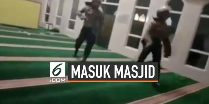 VIDEO: Viral, Polisi Kejar Mahasiswa Masuk Masjid di Makassar