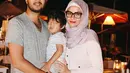 Setelah pergi umrah bersama sang suami, Revalina S Temat memutuskan untuk berhijab. (Foto: instagram.com/vatemat)