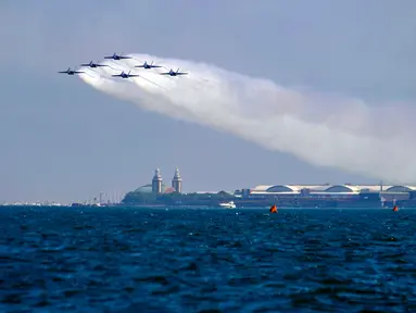 US Navy Blue Angels tampil pada Chicago Air and Water Show di atas Danau Michigan, Chicago, Amerika Serikat, 21 Agustus 2022. Chicago Air and Water Show adalah pertunjukan udara tahunan yang diadakan di tepi Danau Michigan. (AP Photo/Kiichiro Sato)