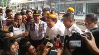 Menteri Koordinator Bidang Kemaritiman Rizal Ramli dan Menteri Perhubungan Ignasius Jonan melakukan sidak di Stasiun Pasar Senen Jakarta. (Foto: Achmad Liputan6)