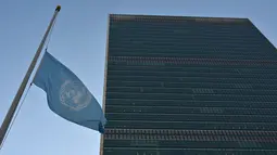 Bendera berkibar setengah tiang di markas besar PBB di seluruh dunia pada 13 November. (ANGELA WEISS / AFP)