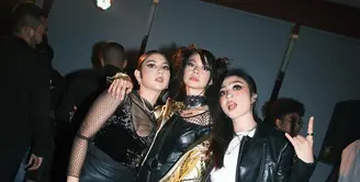 Jessica Mila, Yuko Kato, dan Febby Rastanty kompak bergaya nge-rock di pesta ulang tahun. [Foto: @febbyrastanty]
