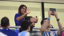 Kehadiran Antonella di laga tersebut juga mencuri perhatian penonton lain. Tak sedikit dari mereka meminta swafoto bersama ibu dari Mateo, Tiago, dan Ciro itu. (AFP/Franck Fife)