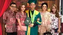 'Wisuda SMA' tulis anak kedua mantan pasangan Anang Hermansyah dan Krisdayanti. Dalam foto tersebut, Azriel diapit oleh dua ibunya serta Ayah dan kakanya, Aurel. (Instagram/azriel_hermansyah)