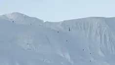 Tim pembangunan jalan membuat rute menuju sebuah kamp pada ketinggian 7.028 meter di Gunung Qomolangma atau Gunung Everest di Daerah Otonom Tibet, China, Minggu (10/5/2020). China memulai babak baru pengukuran ketinggian Gunung Everest pada 30 April lalu. (Xinhua/Sun Fei)
