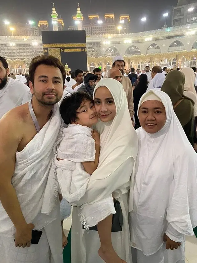 6 Potret Kedekatan Nagita Slavina dan Lala Pengasuh Rafathar, Bak Keluarga
