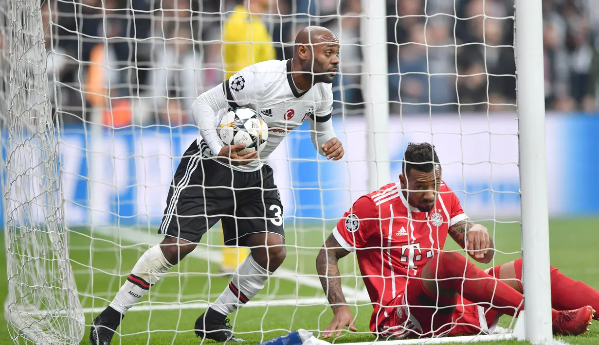 V·gner Love (kiri) memungut bola usai mencetak gol ke gawang Bayern Munchen pada leg kedua 16 besar Liga Champions di Vodafone Stadyumu, Besiktas Park, Istanbul, (14/3/2018). Bayern menang 3-1. (AFP/Bulent Kilic)