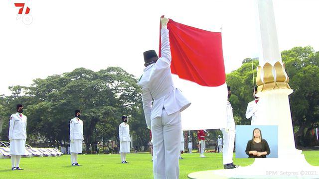 Upacara peringatan detik-detik Proklamasi Kemerdekaan Republik Indonesia digelar  di Istana Merdeka hari Selasa. (17/8/2021). Upacara ini dilangsungkan di tengah pandemi covid-19 yang masih melanda tanah air.