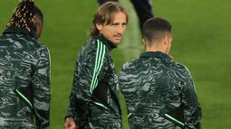 Gelandang Real Madrid, Luka Modric (Tengah) menghadiri sesi latihan tim di Stadion Anfield di Liverpool, barat laut Inggris pada 20 Februari 2023. Kali terakhir Real Madrid berkunjung ke Anfield adalah pada perempat final edisi 2020-2021. (AFP/Lindsey Parnaby)