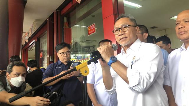 Menteri Perdagangan (Mendag) Zulkifli Hasan mengatakan, pentingnya pemerintah hadir untuk melindungi dan memperhatikan UMKM dari persaingan produk impor yang dijual di platform perdagangan sosial.