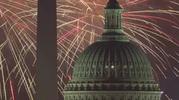 Atraksi kembang api yang berada di atas National Mall US Capitol dan Monumen Nasional AS di Washington DC (4/7). (AFP Photo/Paul J. Richards)